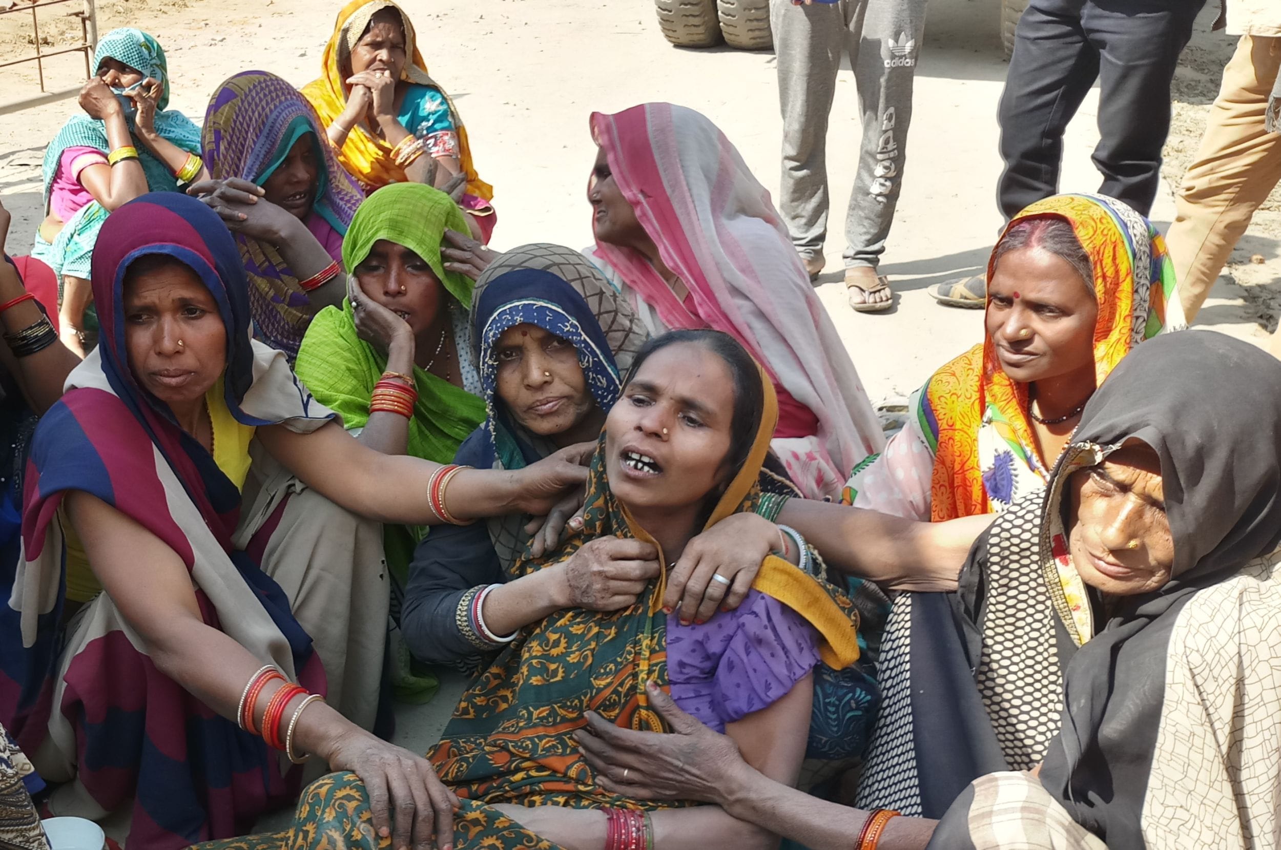 पुत्र की मौत से बदहवास मां व अन्य परिजन पुत्र की मौत से बदहवास मां व अन्य परिजन