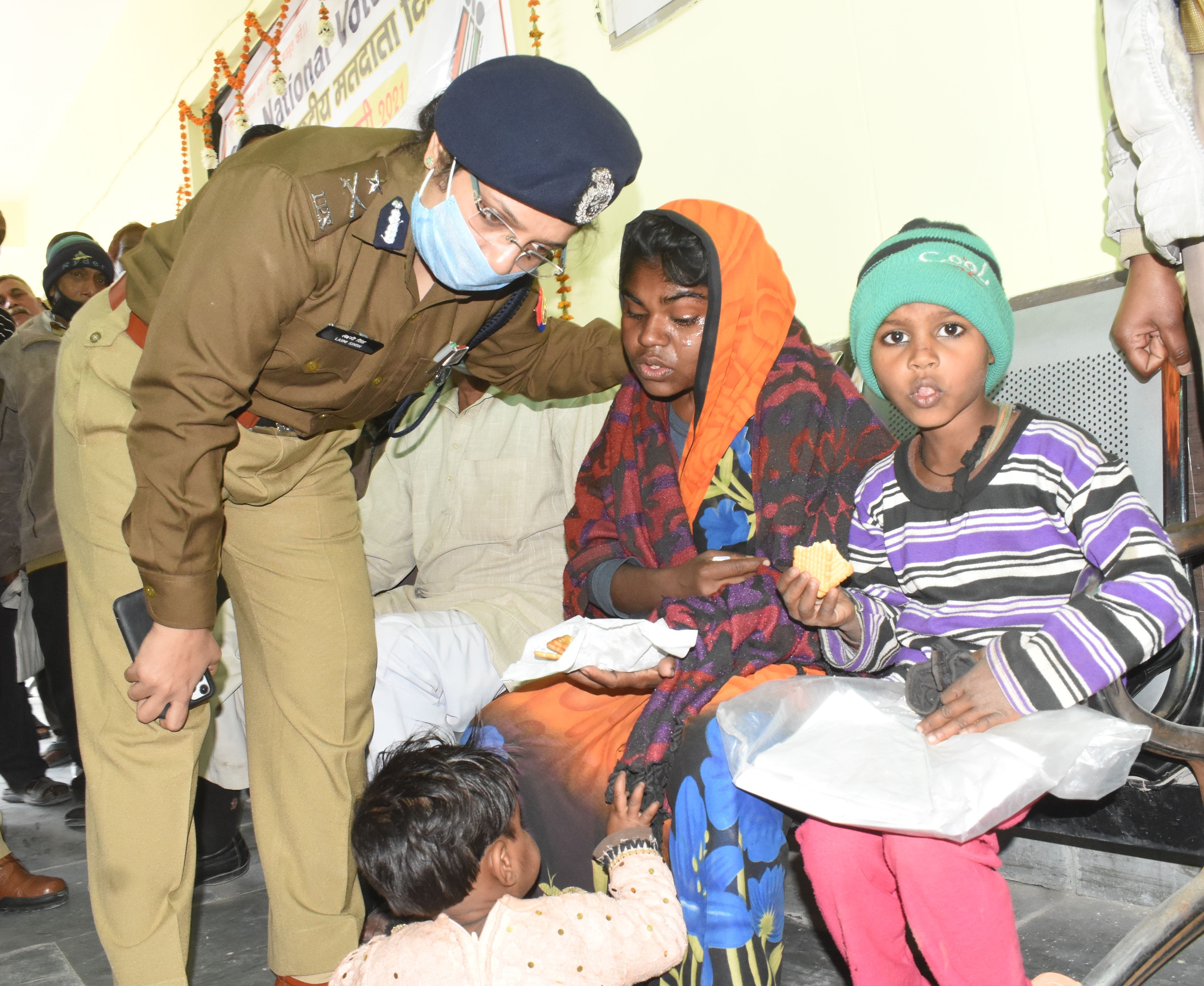 संपूर्ण समाधान दिवस में सफीपुर के ममनापुर निवासी सरिता की समस्या की जानकारी लेतीं आईजी लक्ष्मी ? संपूर्ण समाधान दिवस में सफीपुर के ममनापुर निवासी सरिता की समस्या की जानकारी लेतीं आईजी लक्ष्मी ?