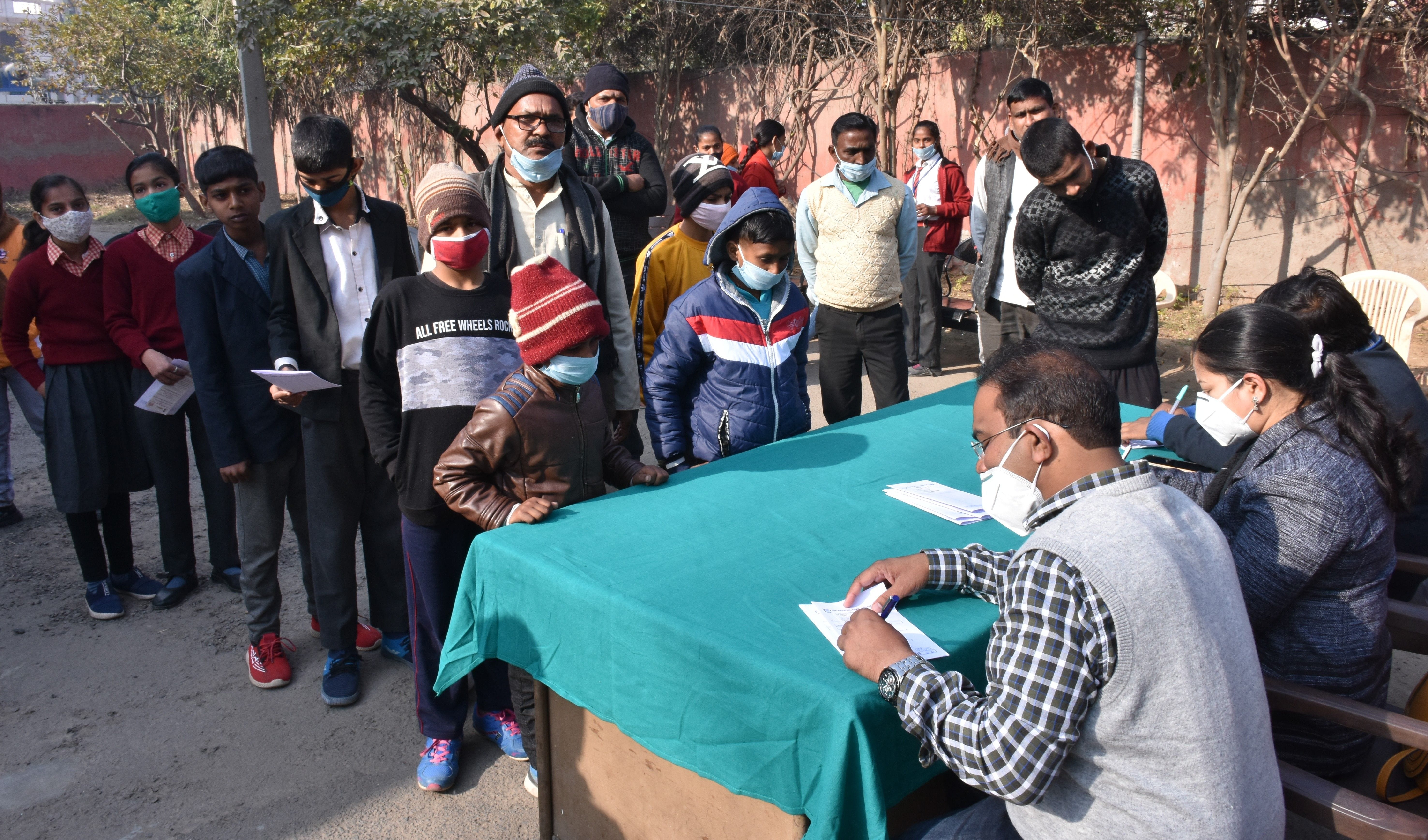 स्कूली बच्चों की मेडिकल सर्टिफिकेट बनाते चिकित्सक। संवाद स्कूली बच्चों की मेडिकल सर्टिफिकेट बनाते चिकित्सक। संवाद