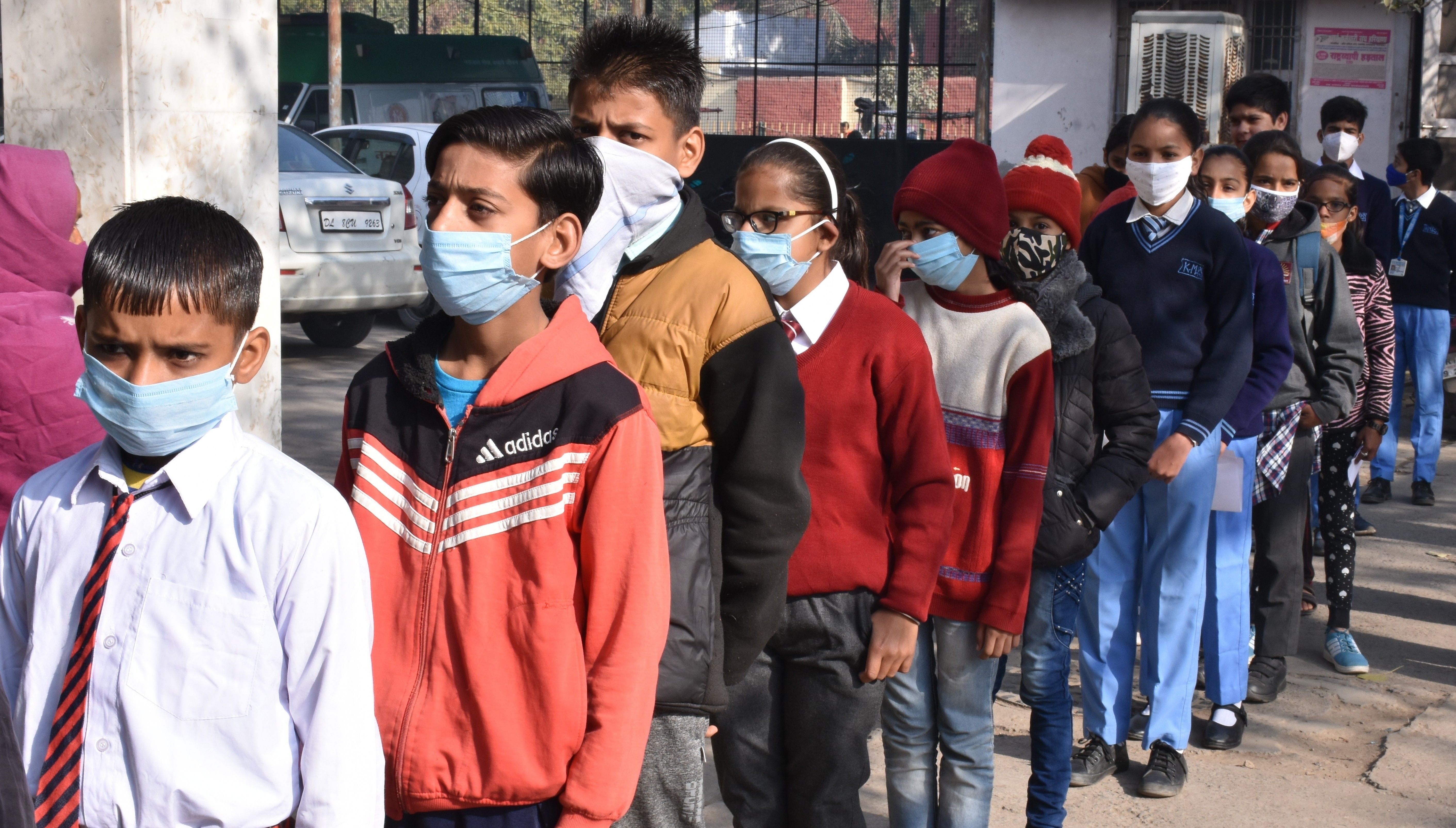 मेडिकल सर्टिफिकेट बनवाने के लिए लाइन में लगे स्कूली बच्चे। संवाद मेडिकल सर्टिफिकेट बनवाने के लिए लाइन में लगे स्कूली बच्चे। संवाद
