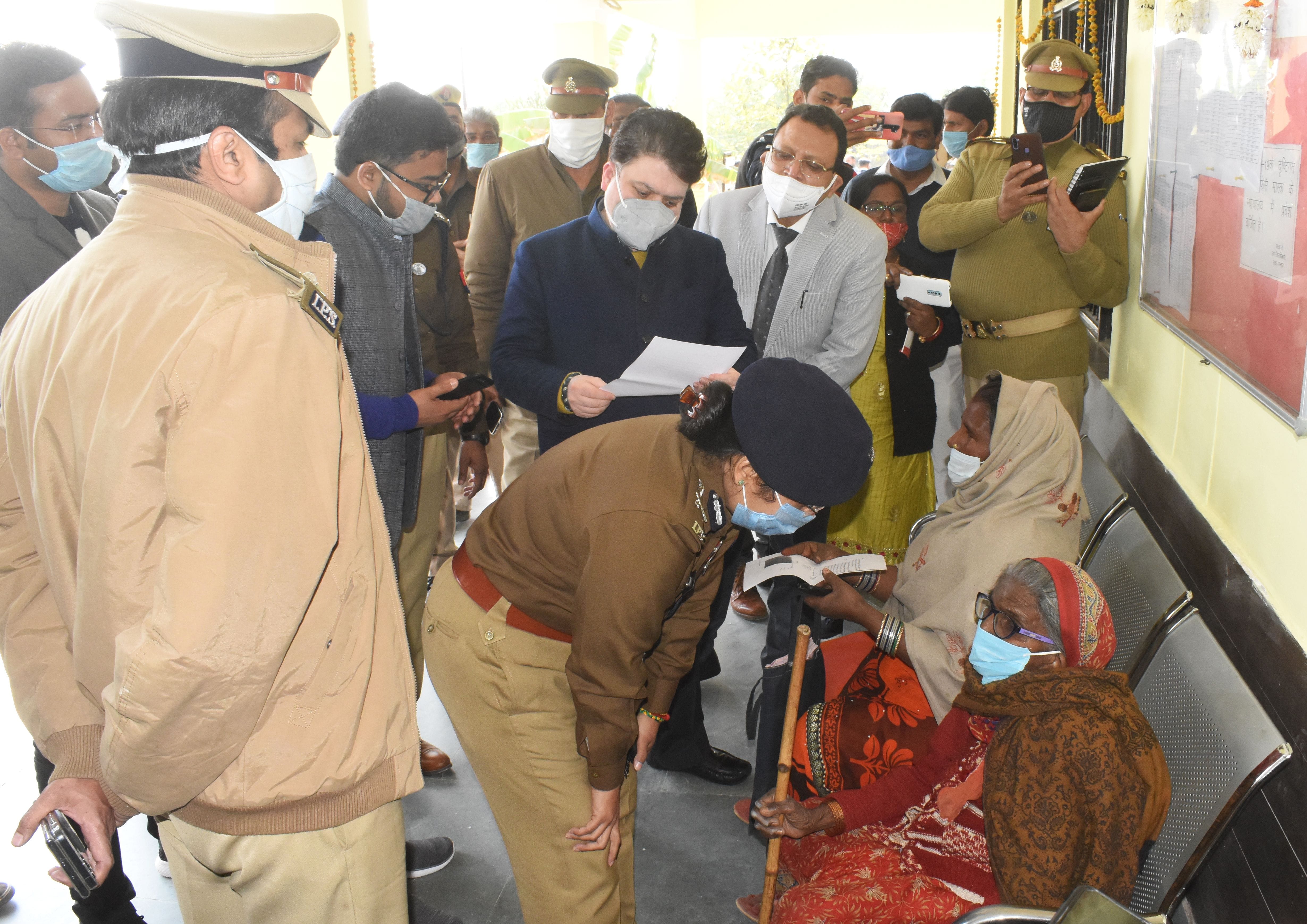 सदर तहसील में बाबाखेड़ा निवासी वृद्धा रज्जो देवी से मामले की जानकारी लेते कमिश्रर रंजन कुमार व आ? सदर तहसील में बाबाखेड़ा निवासी वृद्धा रज्जो देवी से मामले की जानकारी लेते कमिश्रर रंजन कुमार व आ?