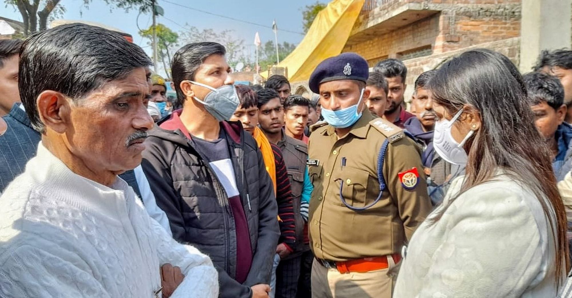 मालौं गांव में मौजूद विधायक, एसडीएम और सीओ बिल्हौर मालौं गांव में मौजूद विधायक, एसडीएम और सीओ बिल्हौर