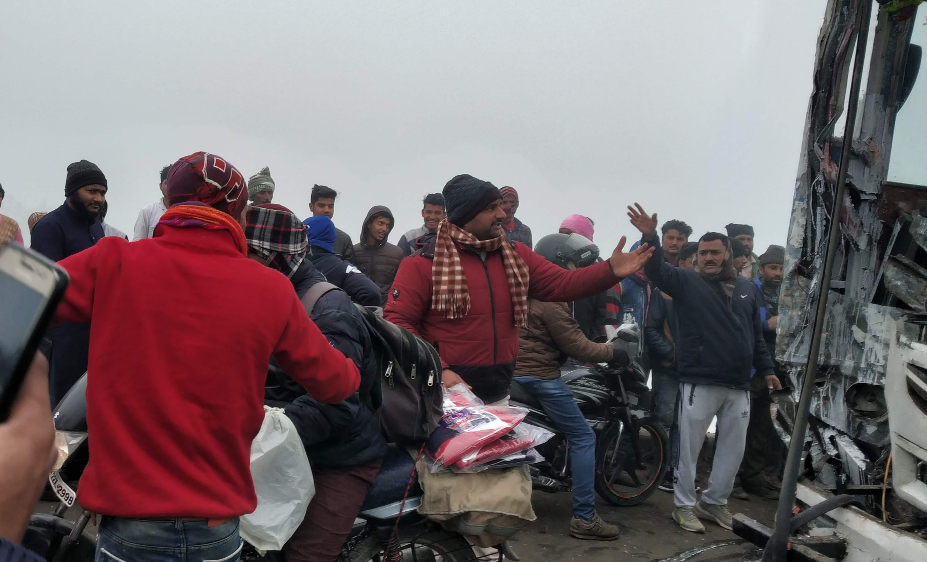 दढ़ियाल में कोसी नदी के पुल पर डीसीएम और बस की टक्कर के बाद जमा भीड़।संवाद न्यूज एजेंसी दढ़ियाल में कोसी नदी के पुल पर डीसीएम और बस की टक्कर के बाद जमा भीड़।संवाद न्यूज एजेंसी