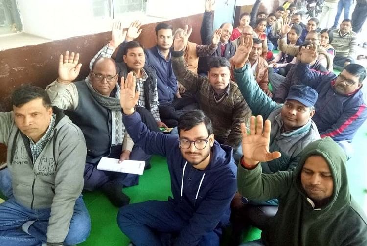 लेखपालों की हड़ताल से काम ठप,16 सूत्री मांगें पूरी होने पर ही काम पर लौटने का एलान तहसील में हड़ताल पर बैठे लेखपाल।