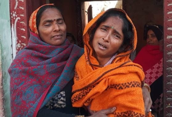 अमन की मौत पर बिलखती मां गुढ़ाना (पीले शॉल में)। अमन की मौत पर बिलखती मां गुढ़ाना (पीले शॉल में)।