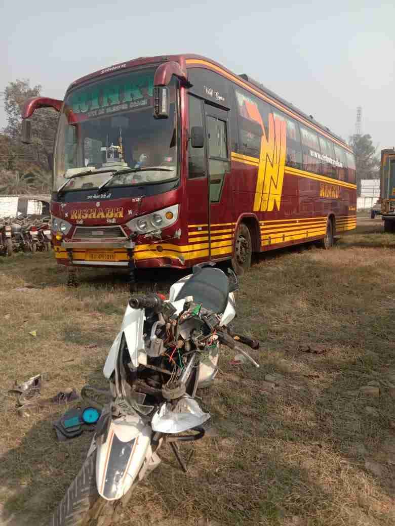 बिलासपुर में बस की टकल्कर के बाद घायल को अस्पताल ले जाते लोग व अस्पताल में मौजूद भीड़।