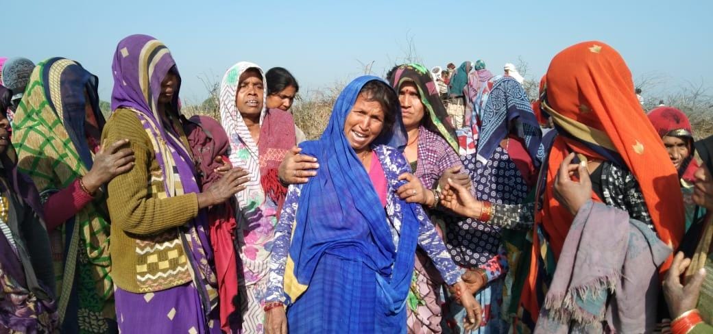 परासन में मृतक के रोते बिलखते परिजन परासन में मृतक के रोते बिलखते परिजन