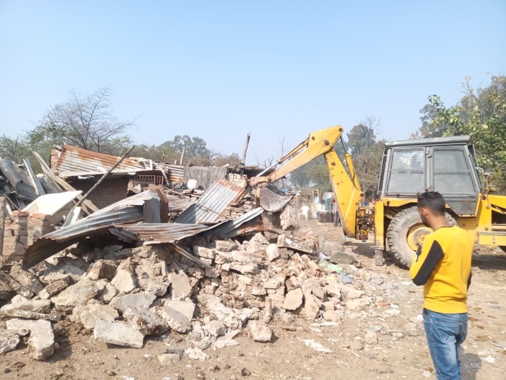 एमडीसी सेक्टर-5 में एचएसवीपी की जेसीबी अतिक्रमण को हटाती हुई। एमडीसी सेक्टर-5 में एचएसवीपी की जेसीबी अतिक्रमण को हटाती हुई।