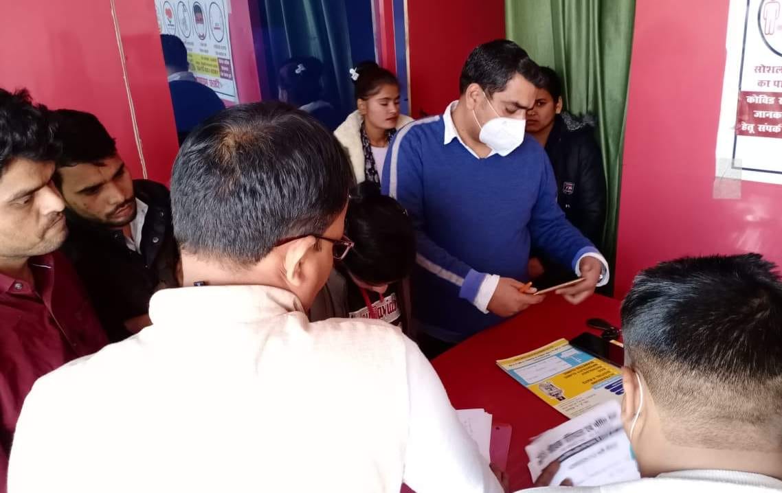स्वार में एक नर्सिंग होम के अभिलेखों की जांच करते नोडल अधिकारी।संवाद न्यूज एजेंसी स्वार में एक नर्सिंग होम के अभिलेखों की जांच करते नोडल अधिकारी।संवाद न्यूज एजेंसी