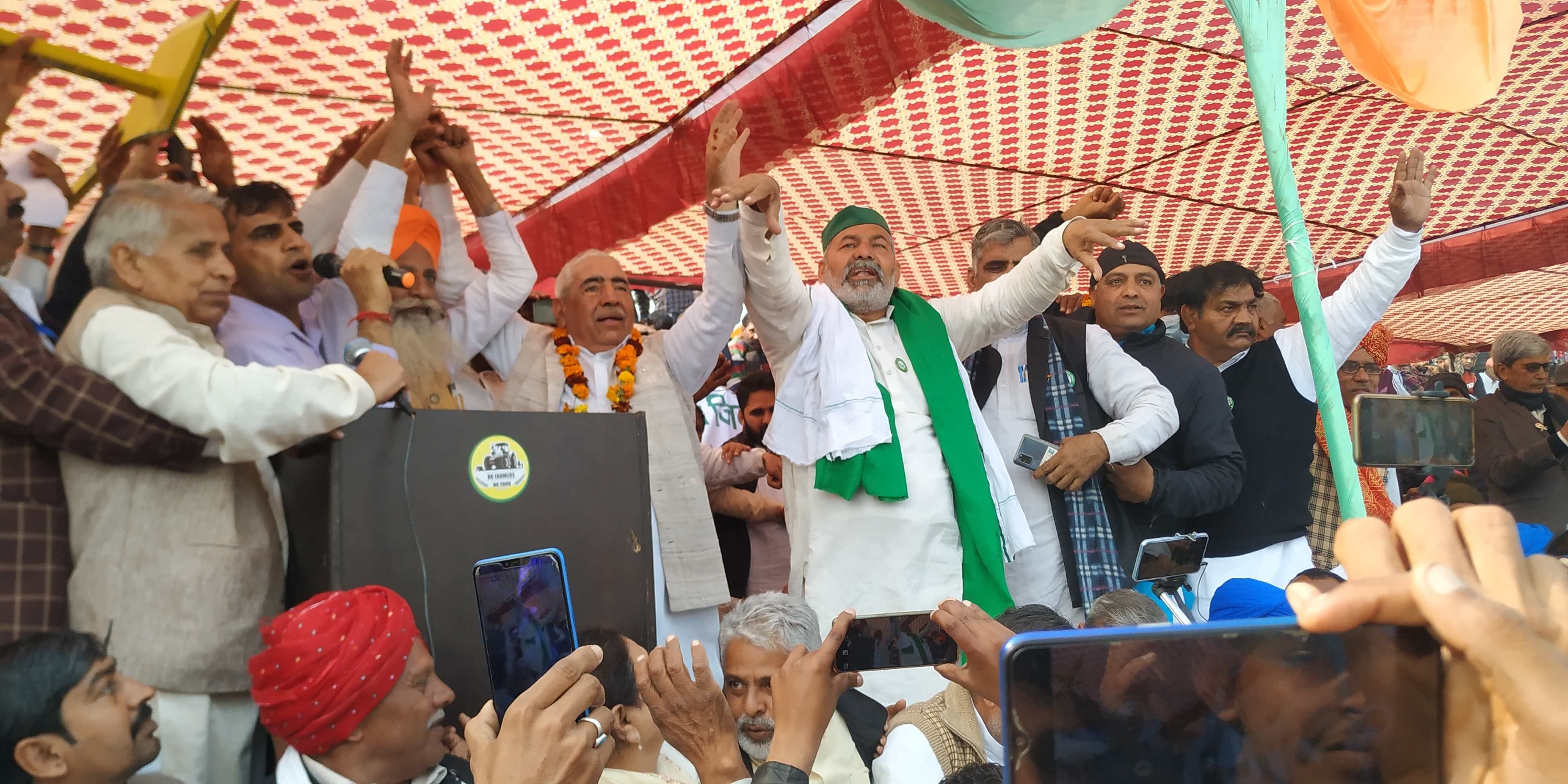 कंडेला गांव में महापंचायत में पहुंचे राकेश टिकैत। अमर उजाला कंडेला गांव में महापंचायत में पहुंचे राकेश टिकैत। अमर उजाला