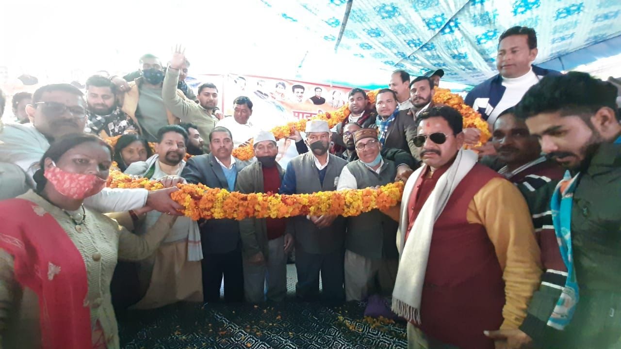 लोहाघाट पहुंचने पर पूर्व सीएम का माल्यार्पण कर स्वागत करते कांग्रेसी। लोहाघाट पहुंचने पर पूर्व सीएम का माल्यार्पण कर स्वागत करते कांग्रेसी।