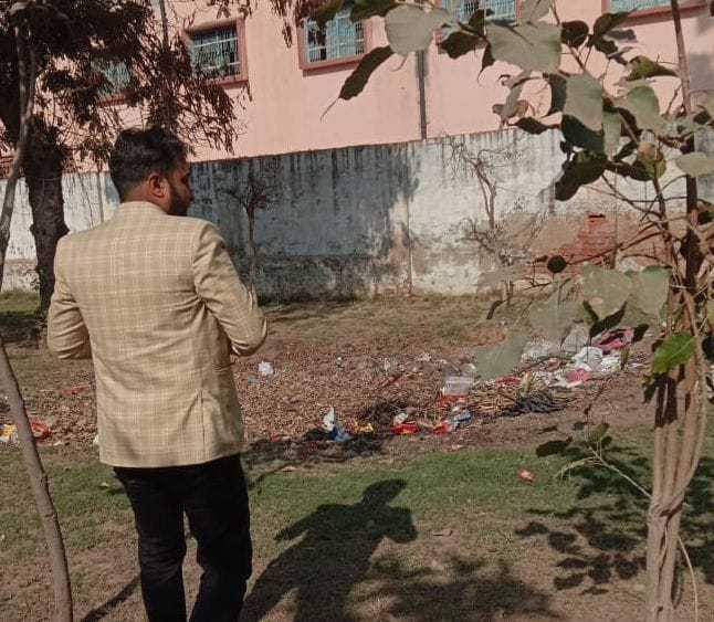    जनता कॉलेज परिसर में लगा कचरे का ढेर देखता टीम में शामिल अधिकारी।