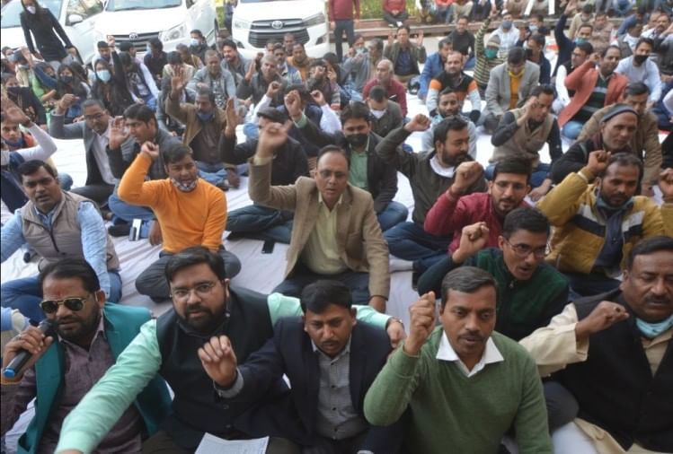 प्रदर्शन करते कर्मचारी।