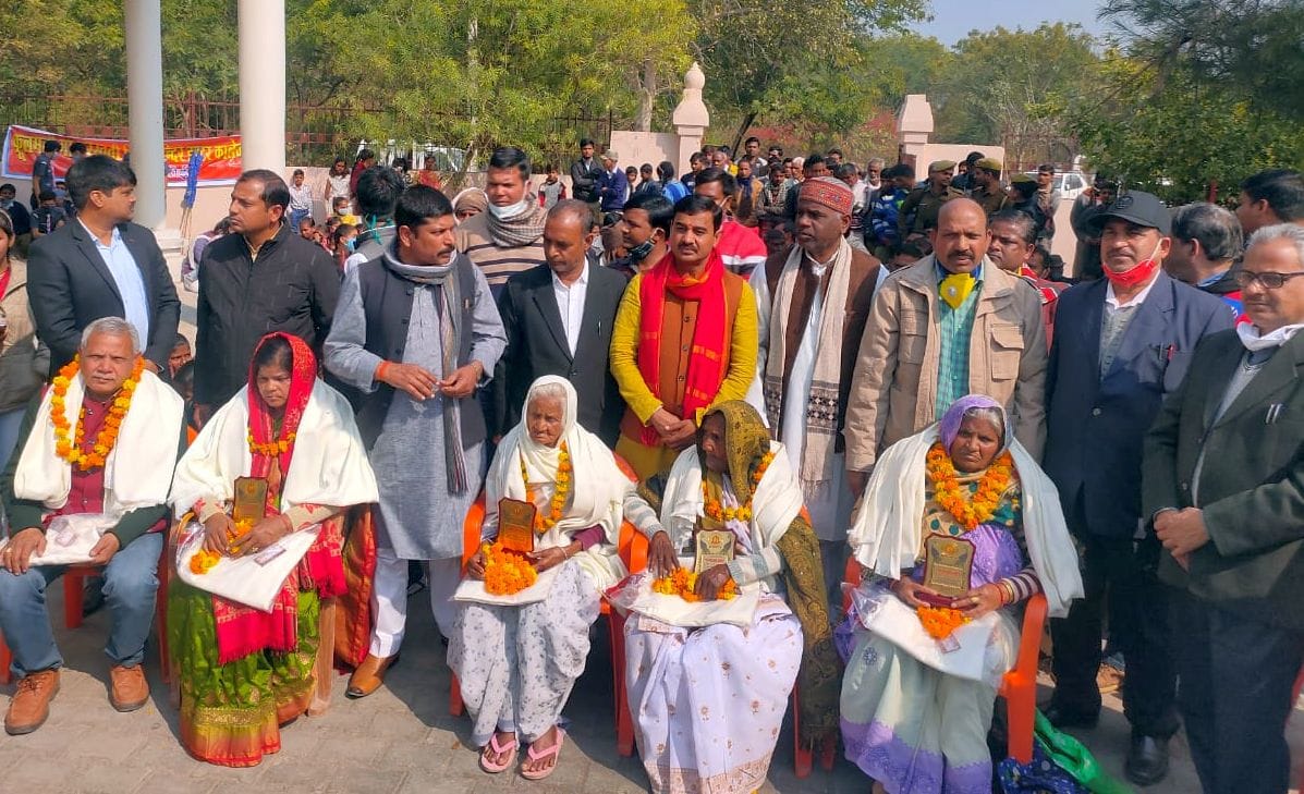 माधौगंज में स्वतंत्रता संग्राम सेनानी के परिजनों को सम्मानित करते विधायक आशीष सिंह आशू। संवाद माधौगंज में स्वतंत्रता संग्राम सेनानी के परिजनों को सम्मानित करते विधायक आशीष सिंह आशू। संवाद