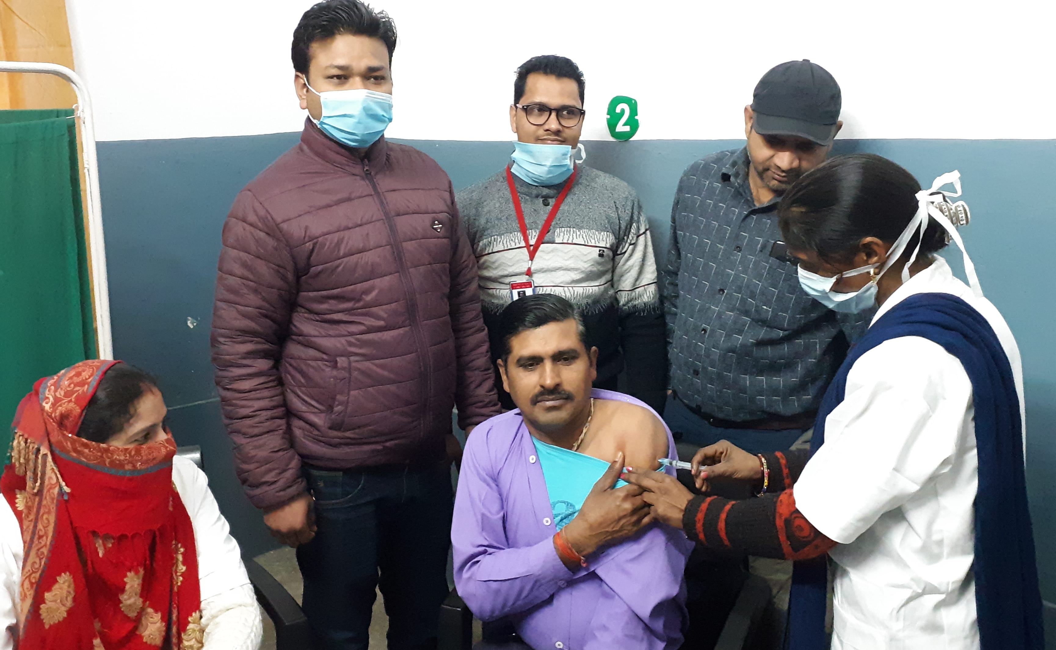 अफजलगढ़ में सीएचसी पर टीका लगवाते फार्मासिस्ट मनोज कुमार।