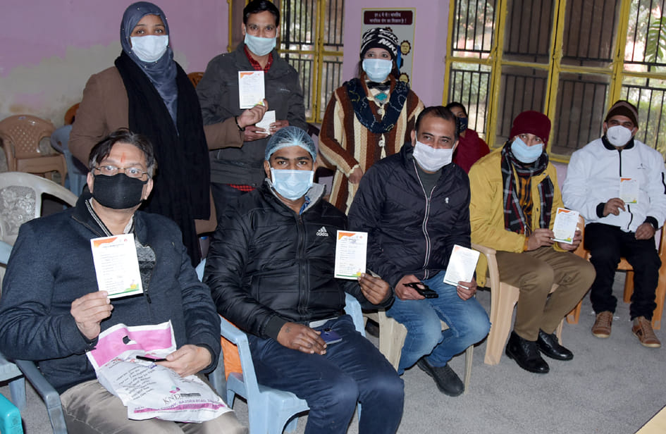 नेहरू मार्केट स्थित पुराना अस्पताल में को वैक्सीन का टीका लगवाने वाले स्वस्थ्य कर्मी