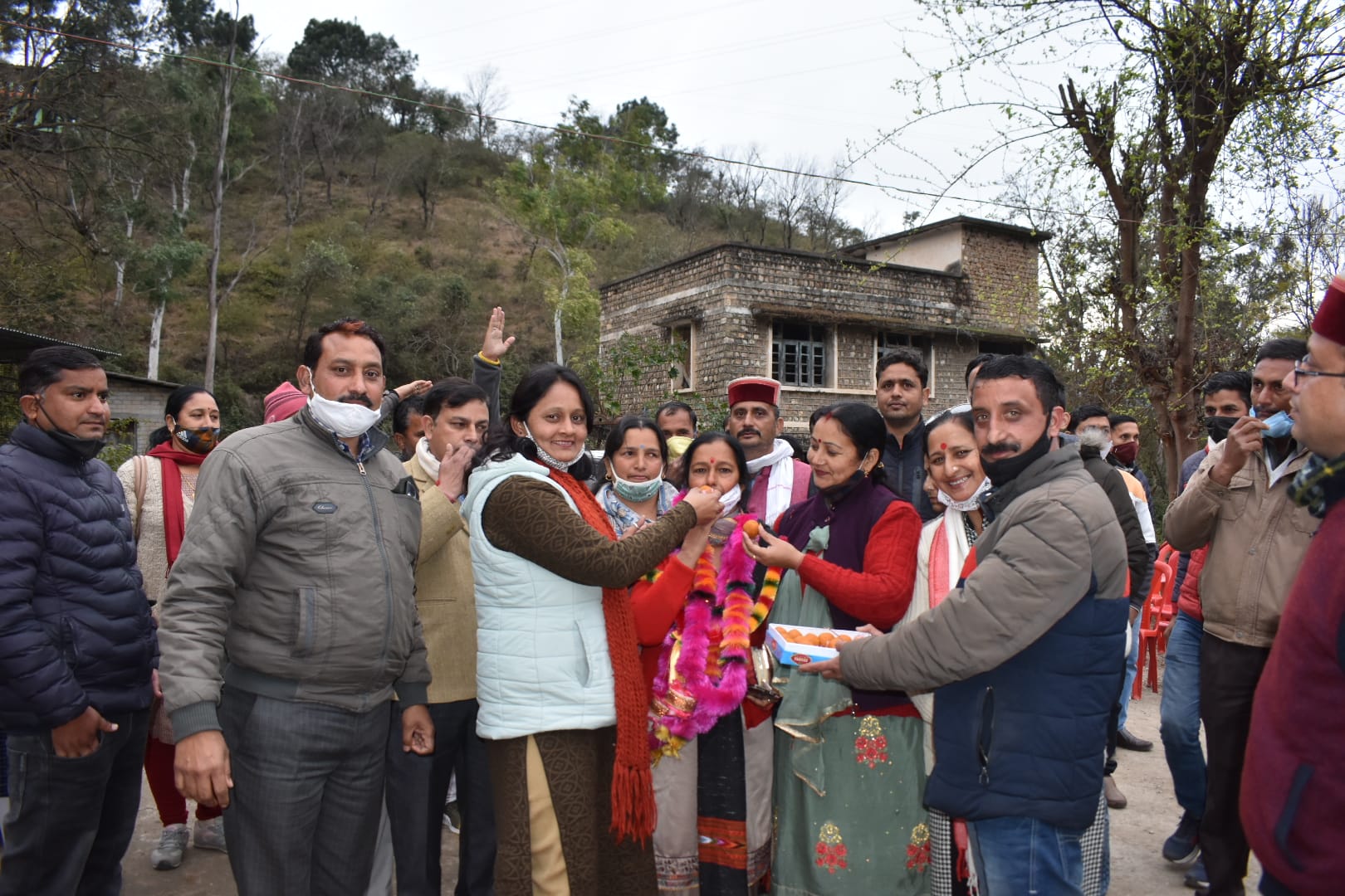 बिलासपुर में नवनिर्वाचित बीडीसी अध्यक्ष अपने समर्थकों के साथ। बिलासपुर में नवनिर्वाचित बीडीसी अध्यक्ष अपने समर्थकों के साथ।