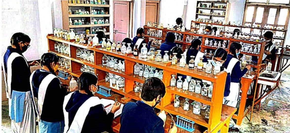 कासगंज के द्रोपदी जाजू बालिका इंटर कॉलेज में प्रयोगशाला में प्रयोग करतीं छात्राएं कासगंज के द्रोपदी जाजू बालिका इंटर कॉलेज में प्रयोगशाला में प्रयोग करतीं छात्राएं