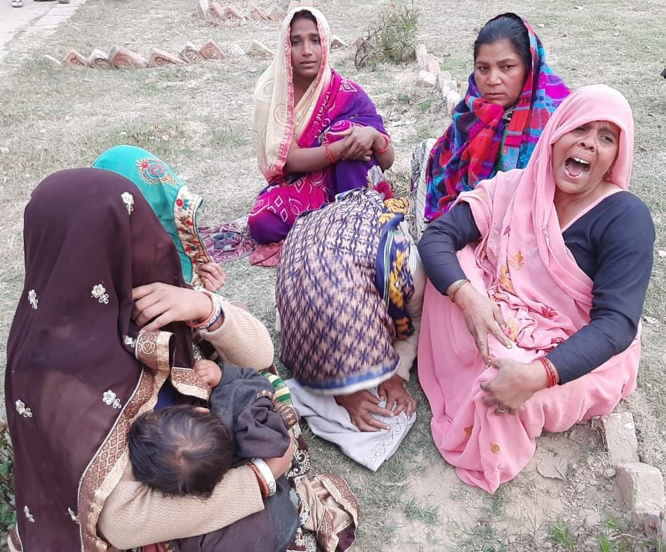 सवायजपुर सीएचसी में बिलखती महेश की मां शशिकला व अन्य। संवाद सवायजपुर सीएचसी में बिलखती महेश की मां शशिकला व अन्य। संवाद
