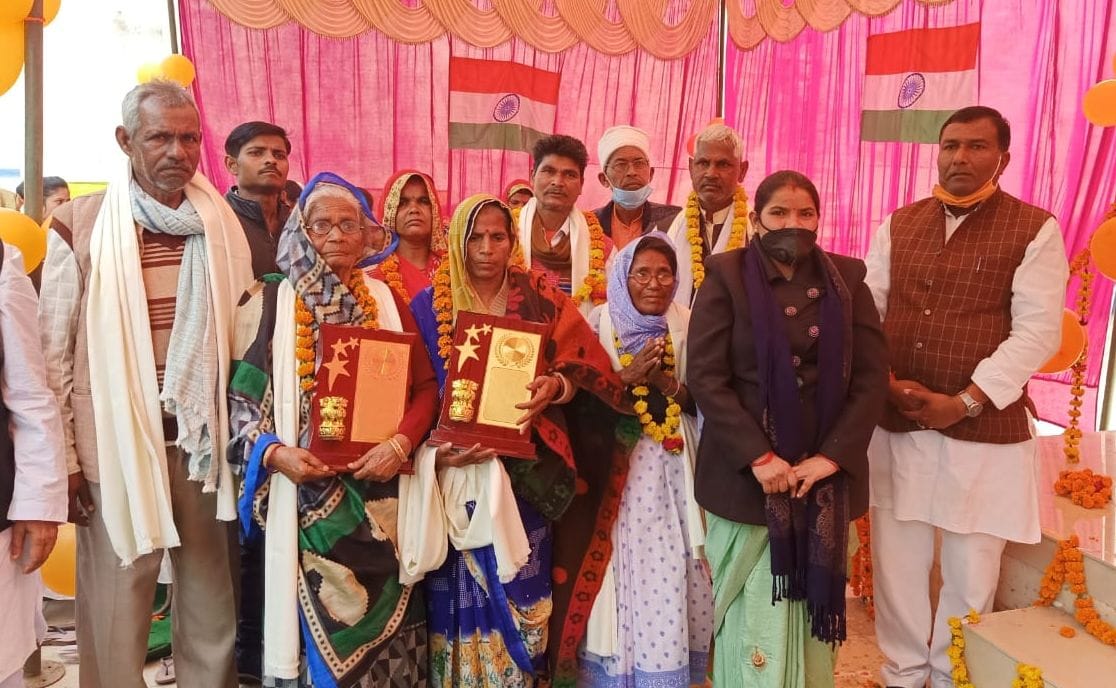 फतेहपुर चौरासी में सम्मानित किए गए स्वतंत्रता संग्राम सेनानियों के आश्रितों के साथ बांगरमऊ विध? फतेहपुर चौरासी में सम्मानित किए गए स्वतंत्रता संग्राम सेनानियों के आश्रितों के साथ बांगरमऊ विध?