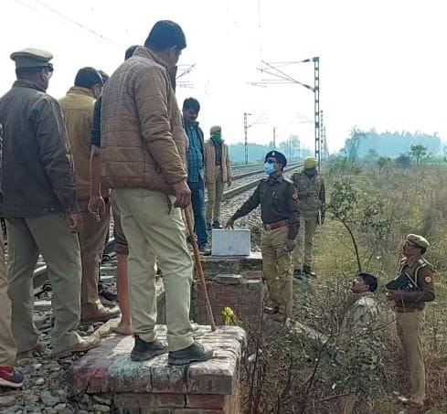 घटनास्थल पर जांच करते अपर पुलिस अधीक्षक पश्चिमी कपिल देव सिंह व अन्य। संवाद घटनास्थल पर जांच करते अपर पुलिस अधीक्षक पश्चिमी कपिल देव सिंह व अन्य। संवाद