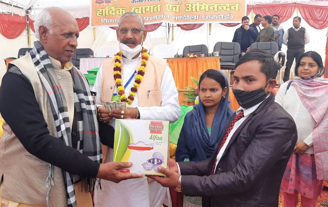 संडीला में आयोजित समारोह में वर वधू को उपहार देते विधायक राजकुमार अग्रवाल। संवाद संडीला में आयोजित समारोह में वर वधू को उपहार देते विधायक राजकुमार अग्रवाल। संवाद