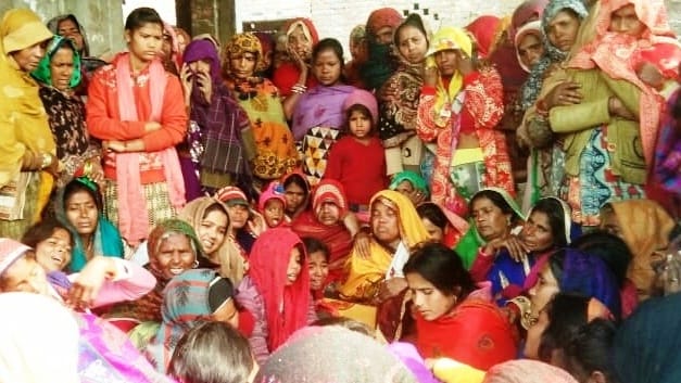 कासगंज पटियाली के युवक का पंजाब से शव आने के बाद रोते बिलखते परिजन कासगंज पटियाली के युवक का पंजाब से शव आने के बाद रोते बिलखते परिजन