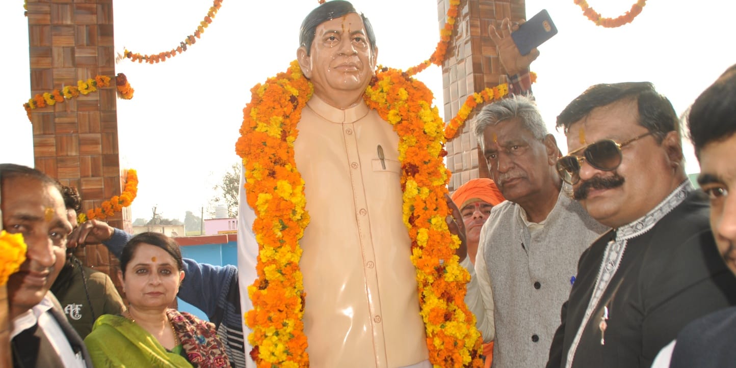 शामली क्षेत्र के गांव बलवा में पूर्व सांसद स्वर्गीय हुकुम सिंह की प्रतिमा का अनावरण करते मुख्यअ? शामली क्षेत्र के गांव बलवा में पूर्व सांसद स्वर्गीय हुकुम सिंह की प्रतिमा का अनावरण करते मुख्यअ?