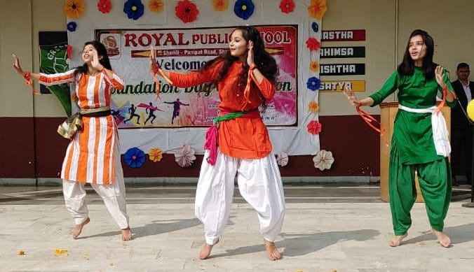 शामली रायल पब्लिक  स्कूल में सांस्कृतिक कार्यक्रम प्रस्तुत करती छात्राएं
