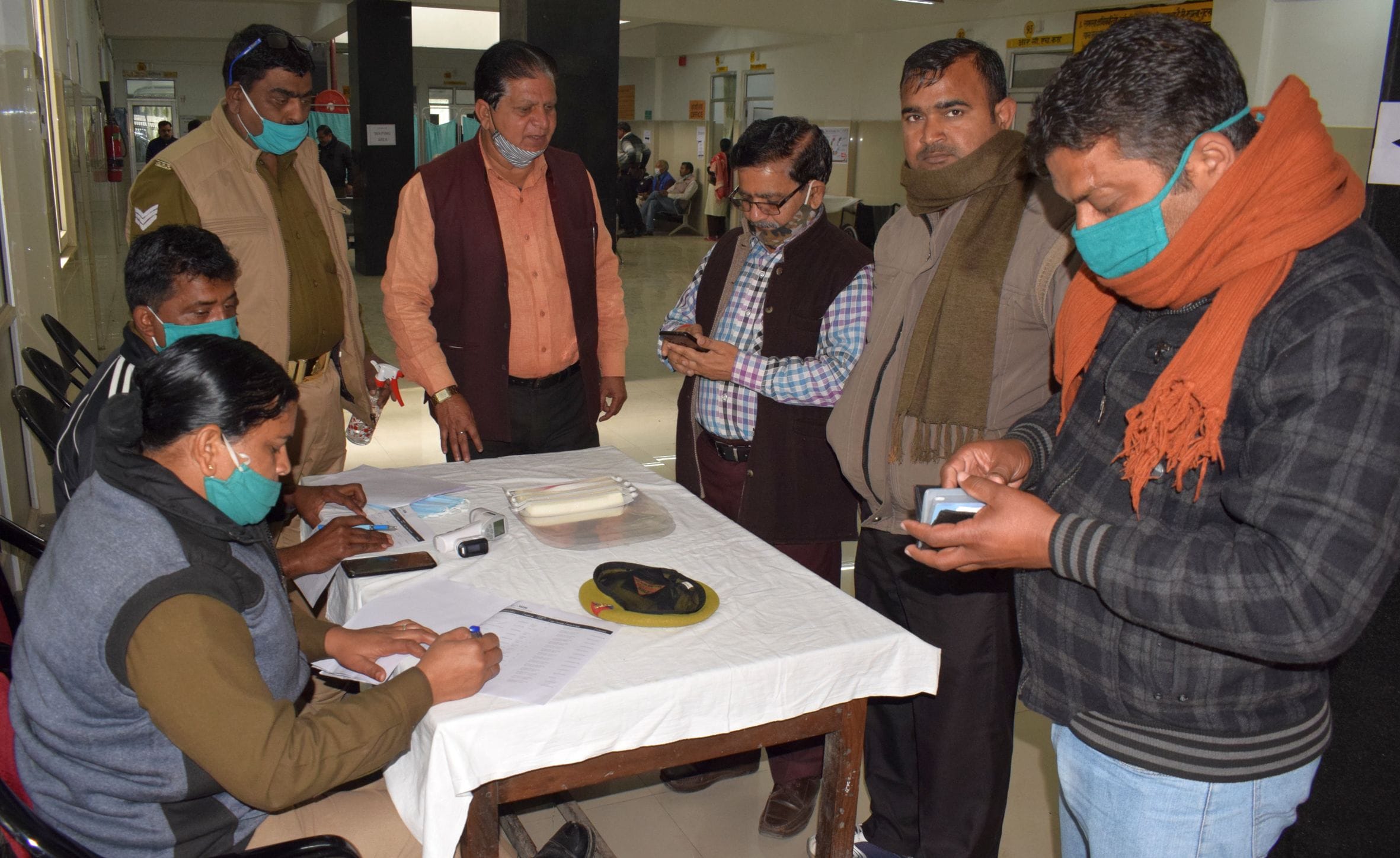महिला चिकित्सालय में काउंटर पर आईडी दिखाने को मौजूद टीका कराने आए कर्मचारी। संवाद महिला चिकित्सालय में काउंटर पर आईडी दिखाने को मौजूद टीका कराने आए कर्मचारी। संवाद