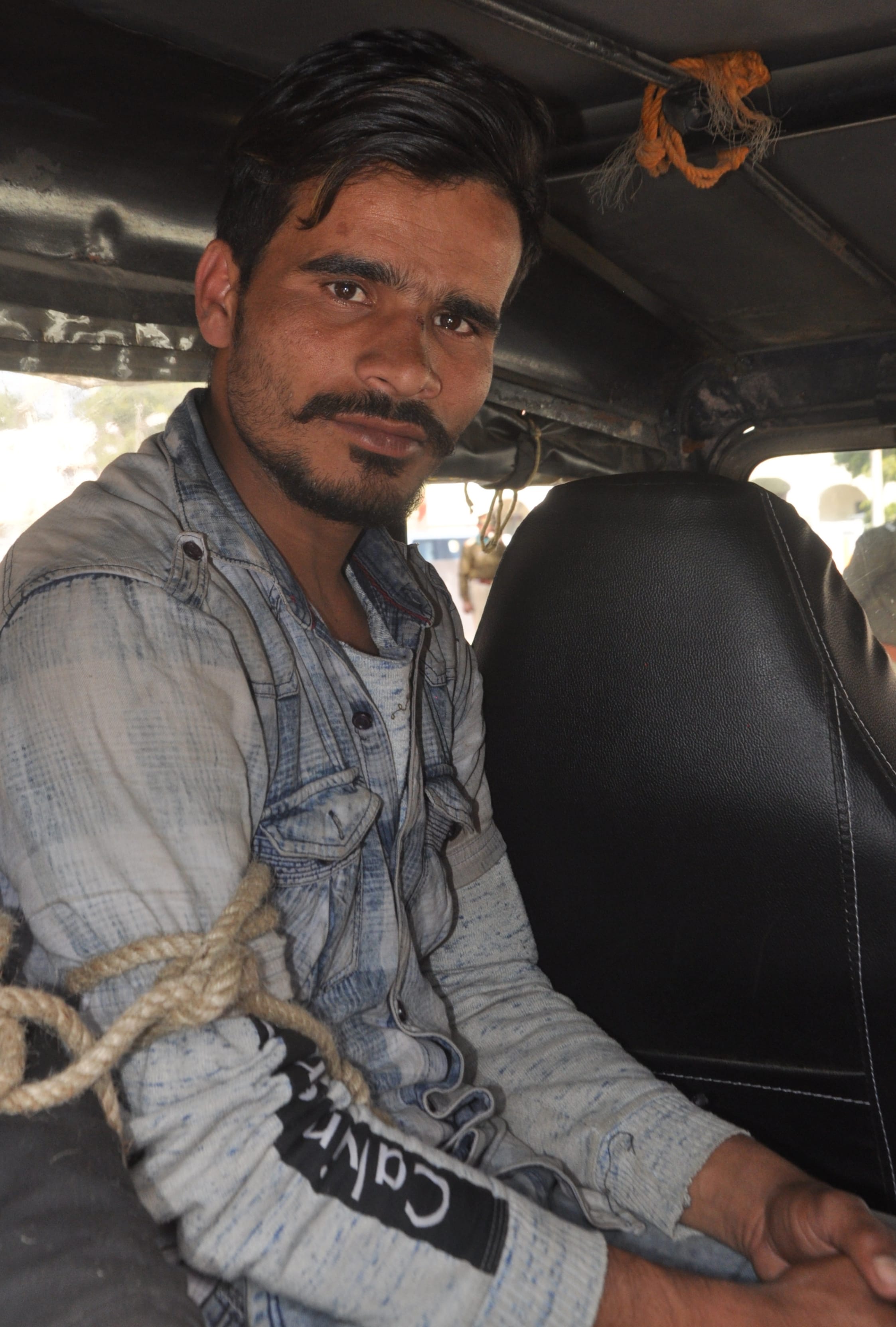 पुलिस लाइन में थाना ताजगंज क्षेत्र की प्रेस वार्ता पकड़े गए अवैध असला रखने वाले आरोपी