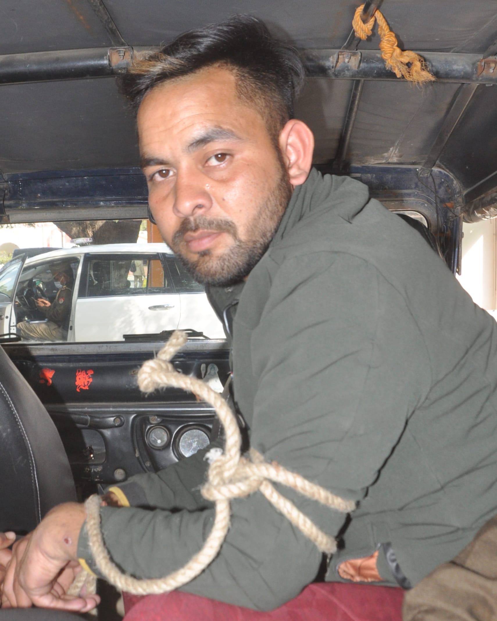 पुलिस लाइन में थाना ताजगंज क्षेत्र की प्रेस वार्ता पकड़े गए अवैध असला रखने वाले आरोपी