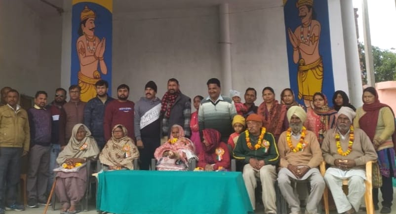 अफजलगढ़ के बीएसए इंटर कॉलेज कादराबाद में चौरी चौरा शताब्दी महोत्सव में पूर्व सैनिकों के परिजनों
