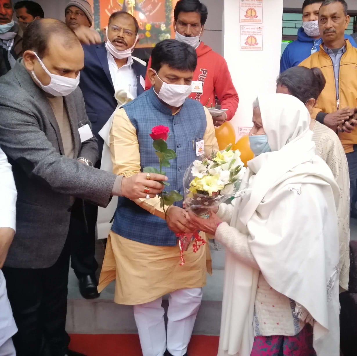 बिजनौर में चौरी चौरा शताब्दी महोत्सव में स्वतंत्रता संग्राम सेनानियों के परिजनों को सम्मनित कर?