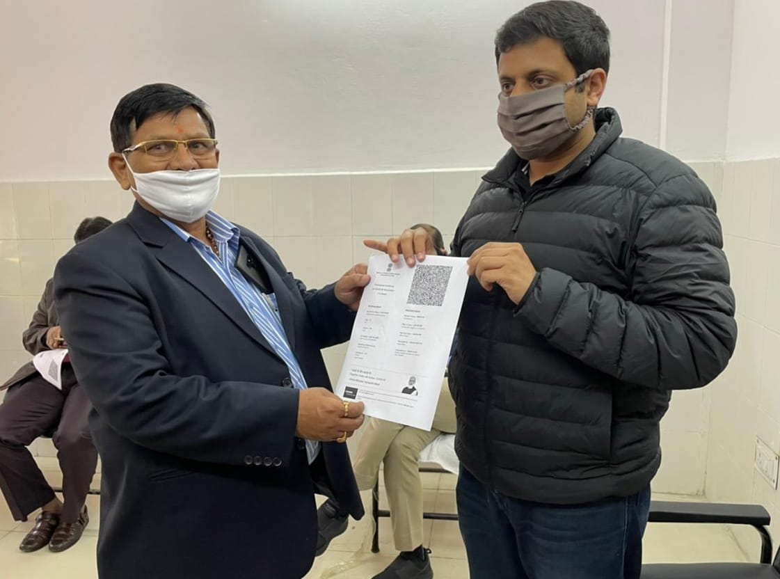 बिजनौर में जिला अस्पताल में कोरोना वैक्सीन का टीका लगवान के बाद एसडीएम को कार्ड देते सीएमओ। बिजनौर में जिला अस्पताल में कोरोना वैक्सीन का टीका लगवान के बाद एसडीएम को कार्ड देते सीएमओ।
