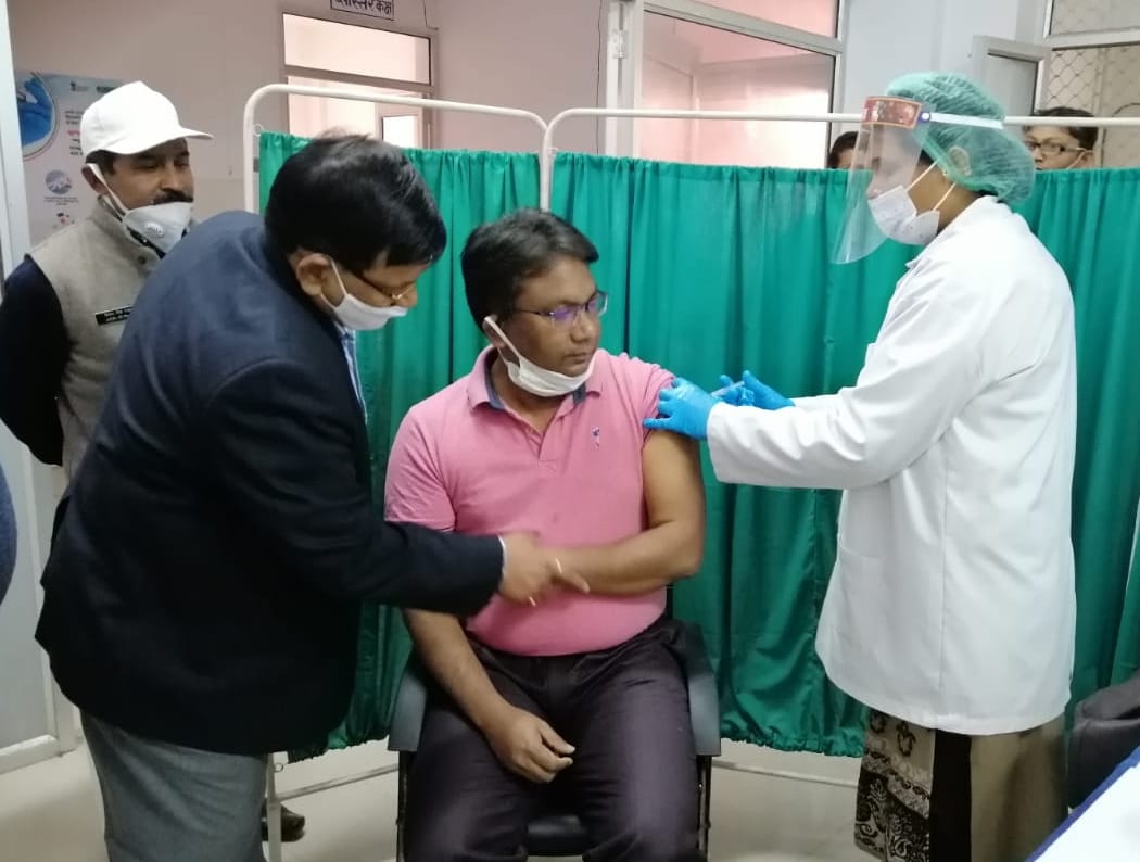 बिजनौर में जिला अस्पताल में कोरोना वैक्सीन का टीका लगवाते एडीएम प्रशासन विनोद कुमार गौड़। बिजनौर में जिला अस्पताल में कोरोना वैक्सीन का टीका लगवाते एडीएम प्रशासन विनोद कुमार गौड़।