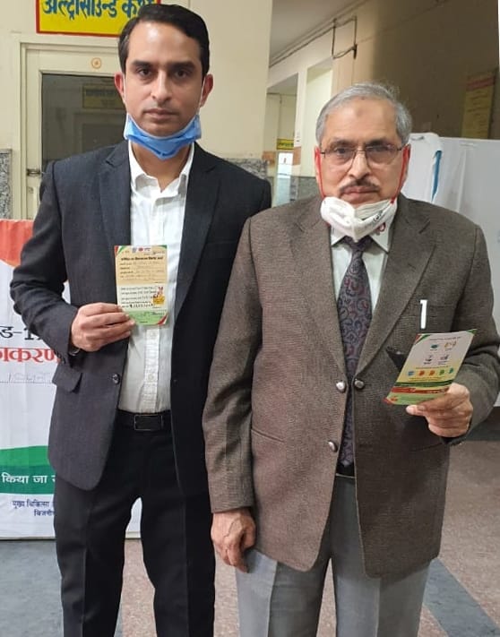 बिजनौर में कोरोना वैक्सीन का टीका लगवाने के बाद कार्ड दिखाते वरिष्ठ रेडियोलॉजिस्ट डॉ. एजाज अहमद ? बिजनौर में कोरोना वैक्सीन का टीका लगवाने के बाद कार्ड दिखाते वरिष्ठ रेडियोलॉजिस्ट डॉ. एजाज अहमद ?
