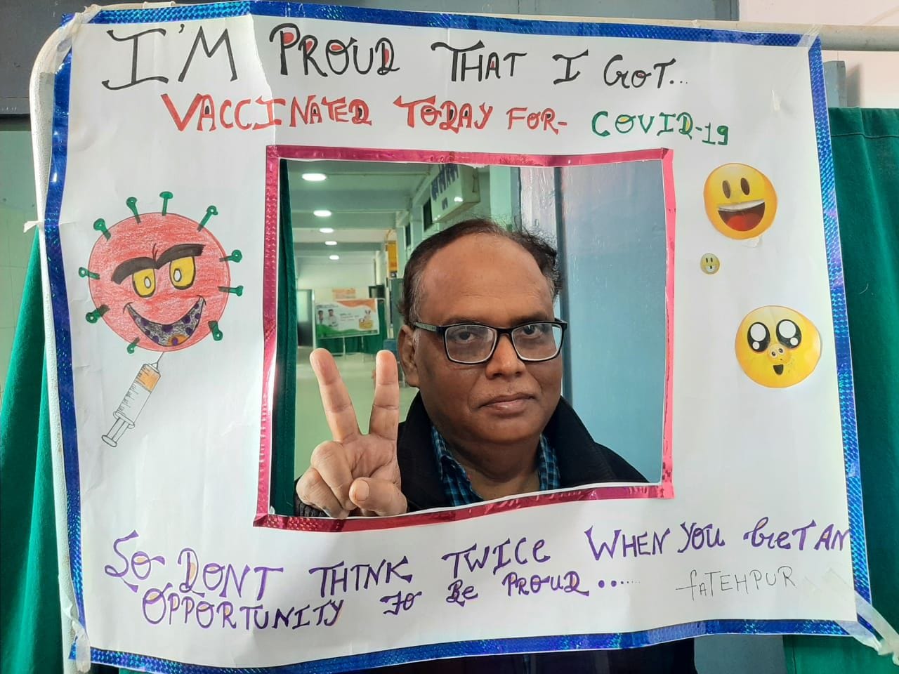 वैक्सीनेशन के बाद सेल्फी पॉइंट पर प्रतिरक्षा अधिकारी डॉक्टर इश्तियाक अहमद वैक्सीनेशन के बाद सेल्फी पॉइंट पर प्रतिरक्षा अधिकारी डॉक्टर इश्तियाक अहमद