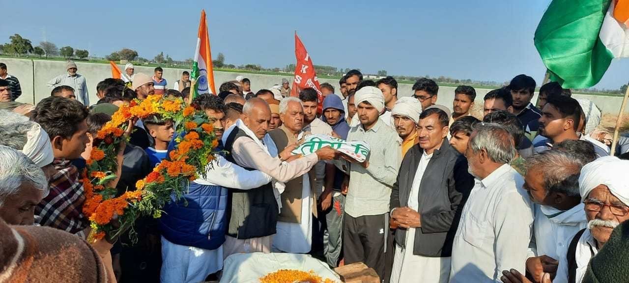 किसान रणधीर सिंह के बेटे को भाकियू का झंडा सौंपते संयुक्त किसान मोर्चा के सदस्य। 