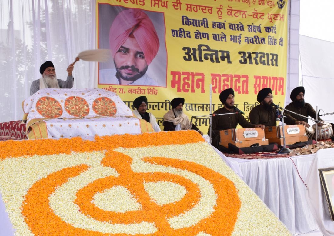 बिलासपुर के डिबडिबा में अरदास कार्यक्रम में सजा दीवान व कीर्तन करता रागी जत्था।