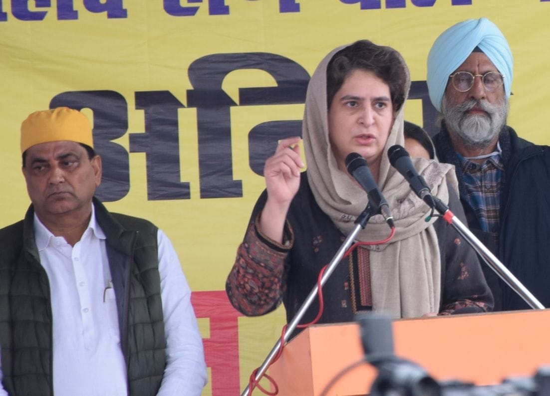 बिलासपुर के डिबडिबा में कार्यक्रम को संबोधित करतीं प्रियंका गांधी।