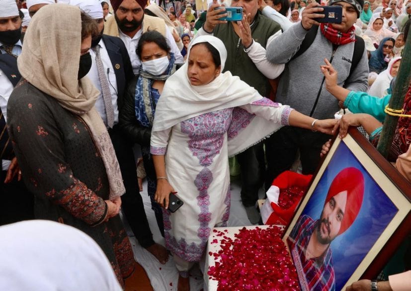 बिलासपुर के डिबडिबा में किसान नवरीत के चित्र पर श्रद्धांजलि देती प्रियंका गांधी।