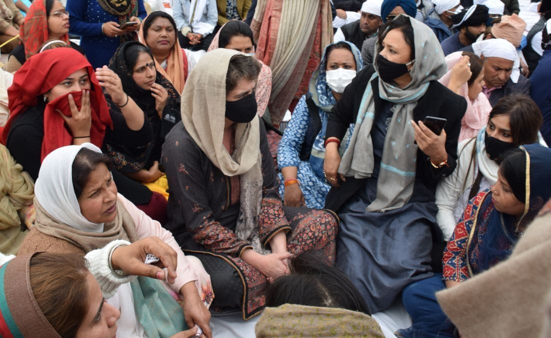 यूपी के बिलासपुर स्थित डिबडिबा में किसान नवरीत के परिजनों को सांत्वना देतीं प्रियंका गांधी।
