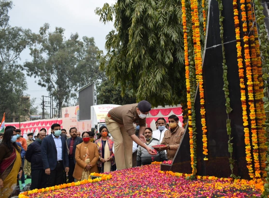 नुमाइश मैदान में शहीद स्मारक पर श्रद्धा सुमन अर्पित करते एसएसपी। नुमाइश मैदान में शहीद स्मारक पर श्रद्धा सुमन अर्पित करते एसएसपी।