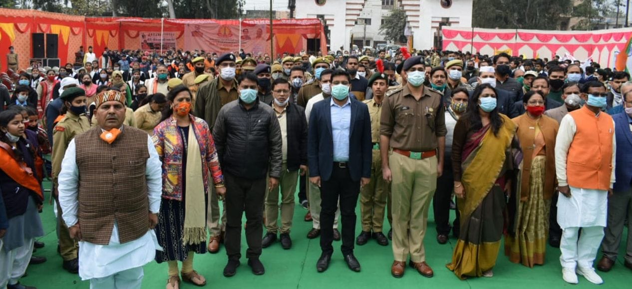नुमाइश मैदान में शहीद स्मारक पर सामूहिक वन्देमातरम गीत के दौरान मौजूद विधायक व प्रशासनिक अधिका? नुमाइश मैदान में शहीद स्मारक पर सामूहिक वन्देमातरम गीत के दौरान मौजूद विधायक व प्रशासनिक अधिका?