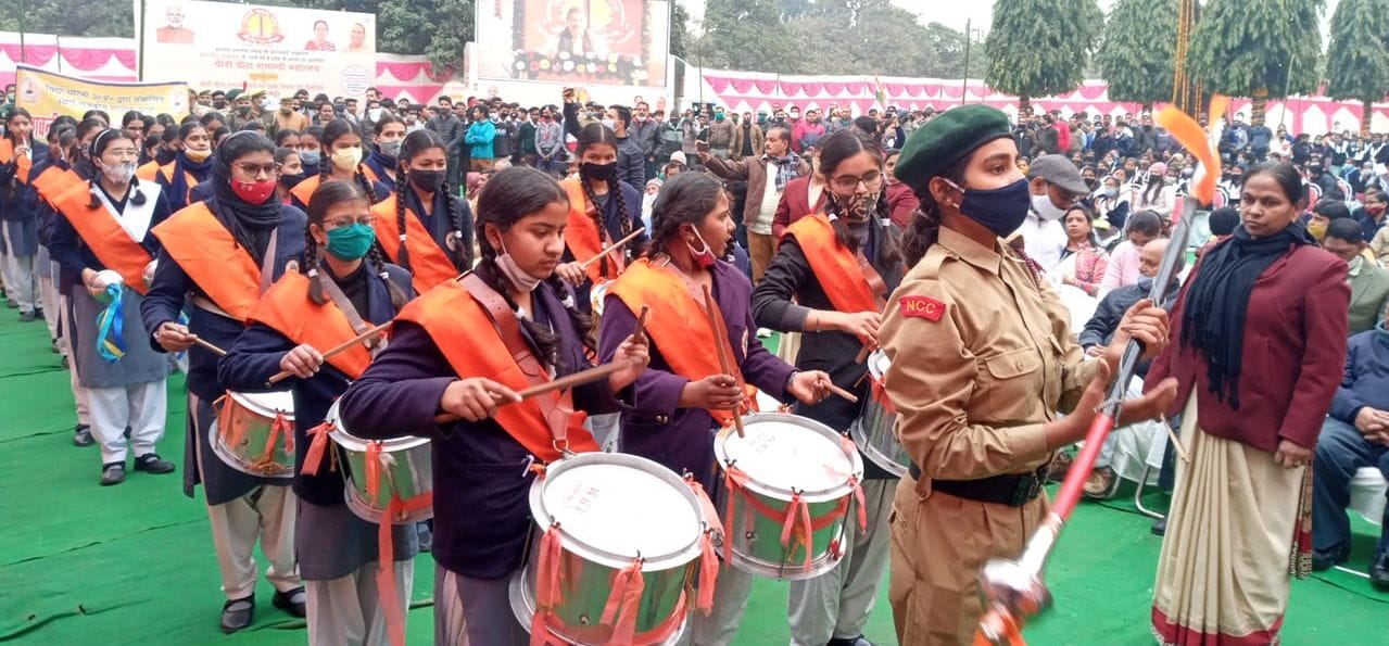 नुमाइश मैदान में शहीद स्मारक पर राष्ट्रगीत की धुन बजाती स्कूली छात्राएं। नुमाइश मैदान में शहीद स्मारक पर राष्ट्रगीत की धुन बजाती स्कूली छात्राएं।