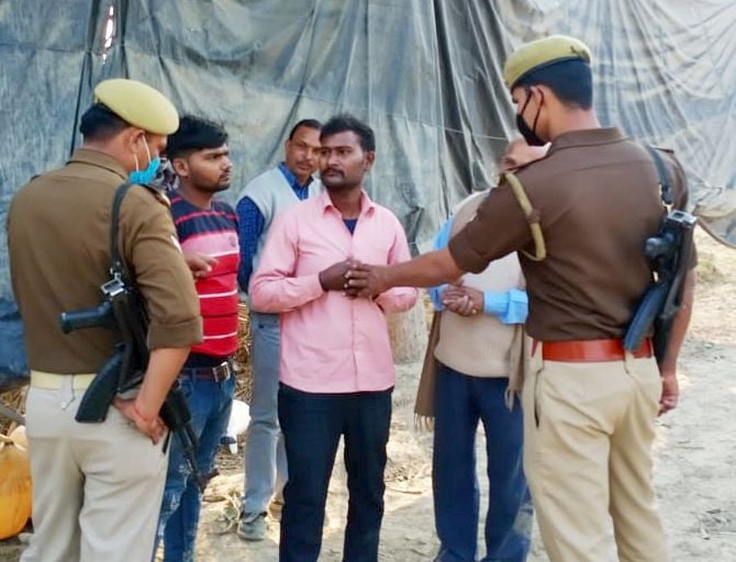 हाइवे में डीजल चोर गिरोह से पूछताछ करती पुलिस हाइवे में डीजल चोर गिरोह से पूछताछ करती पुलिस