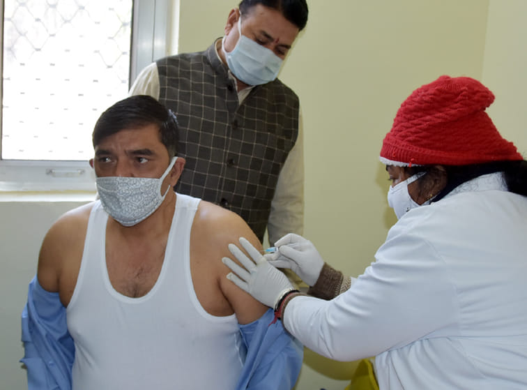 जिला अस्पताल में को वैक्सीन का टीका लगवाते नगर आयुक्त ज्ञानेन्द्र सिंह जिला अस्पताल में को वैक्सीन का टीका लगवाते नगर आयुक्त ज्ञानेन्द्र सिंह
