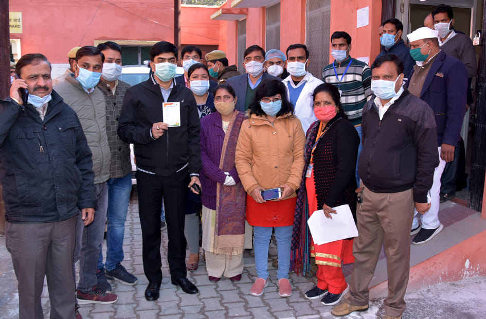 जिला अस्पताल में को वैक्सीन का टीका लगवाने के बाद डीएम के साथ फोटो खींचवाते स्वस्थ्य कर्मी जिला अस्पताल में को वैक्सीन का टीका लगवाने के बाद डीएम के साथ फोटो खींचवाते स्वस्थ्य कर्मी