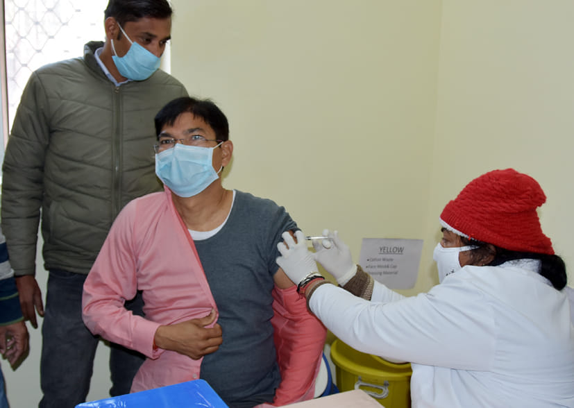 जिला अस्पताल में को वैक्सीन का टीका लगवाते एसबी सिंह एडीएम ई जिला अस्पताल में को वैक्सीन का टीका लगवाते एसबी सिंह एडीएम ई
